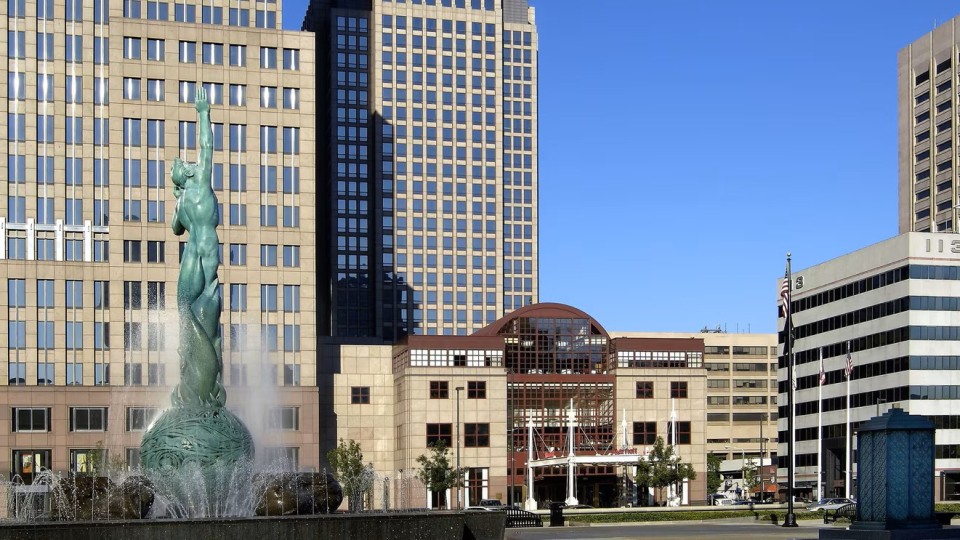 Exterior view of a Marriott hotel in downtown Cleveland, Ohio. A fountain is in the foreground.